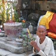 Holidays to Chiang Mai and Northern Thailand - Temple offerings