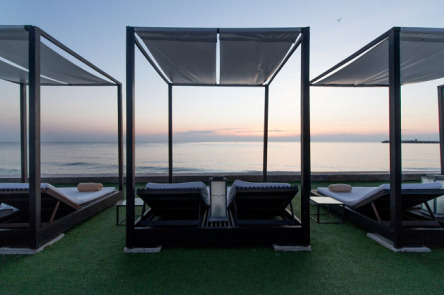 Holidays to the Putahracsa, Hua Hin